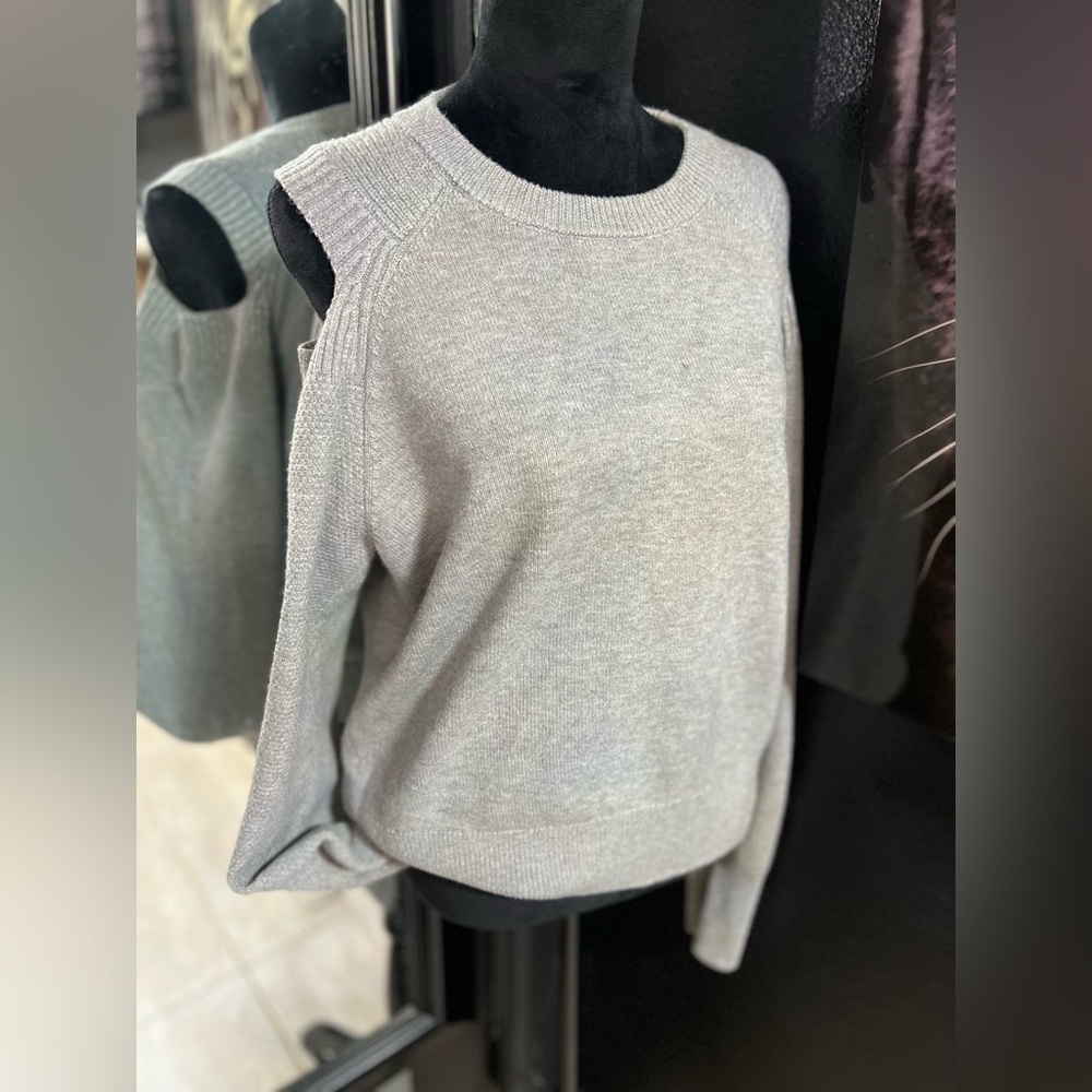 🩶🖤 DKNY Cutout Shoulder Sweater-SZ L🖤🩶NWT - Picture 5 of 11
